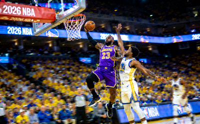NBA 2026赛季湖人队与勇士队比赛精彩瞬间图片 - 詹姆斯突破上篮镜头